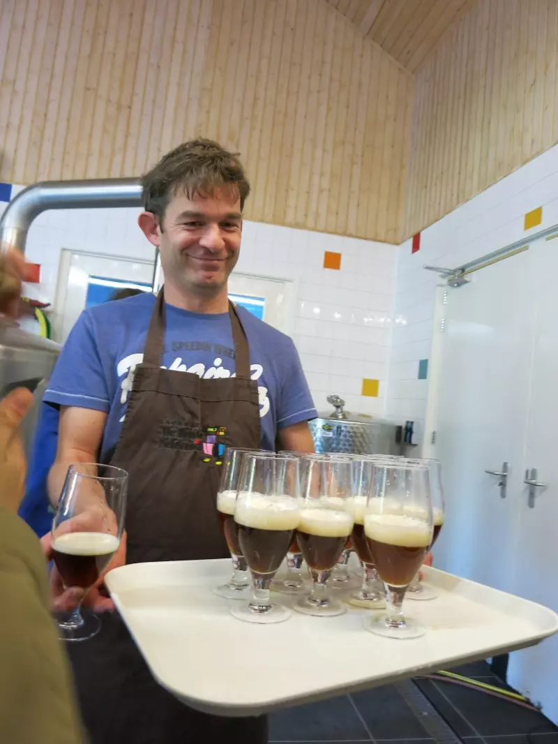 Joscha Schoots mit Bier vom Landgut de Bonte Belevenis